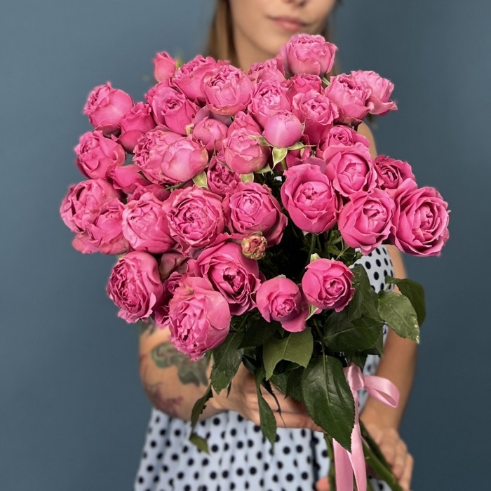 9 кустовых пионовидных роз Мисти Баблс 60 см